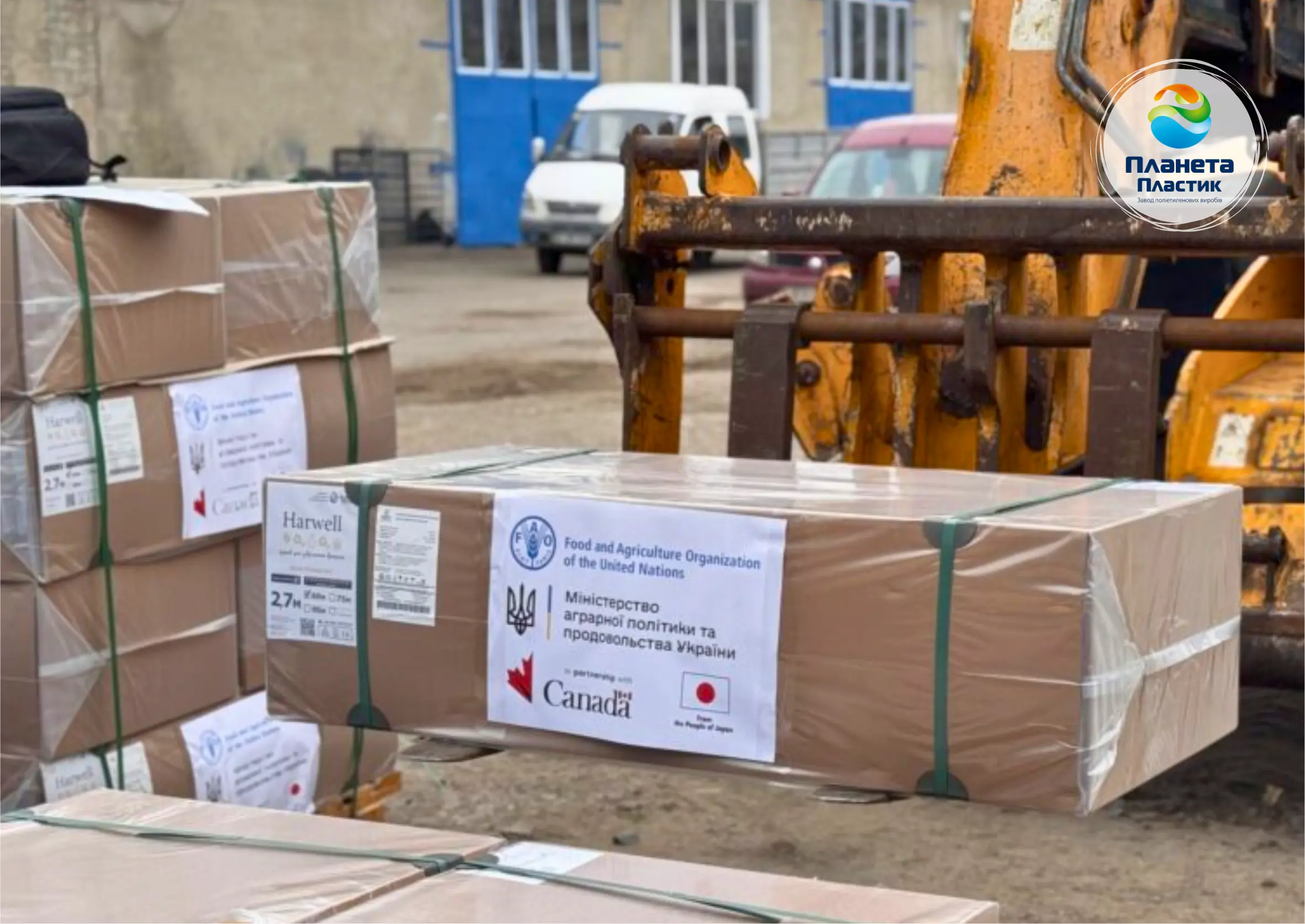 Boxes of Harwell? polymer grain bags supplied to Ukrainian farmers as international aid. Partners included FAO, the Ministry of Agrarian Policy of Ukraine, and the governments of Canada and Japan. This support ensured harvest preservation and food security.