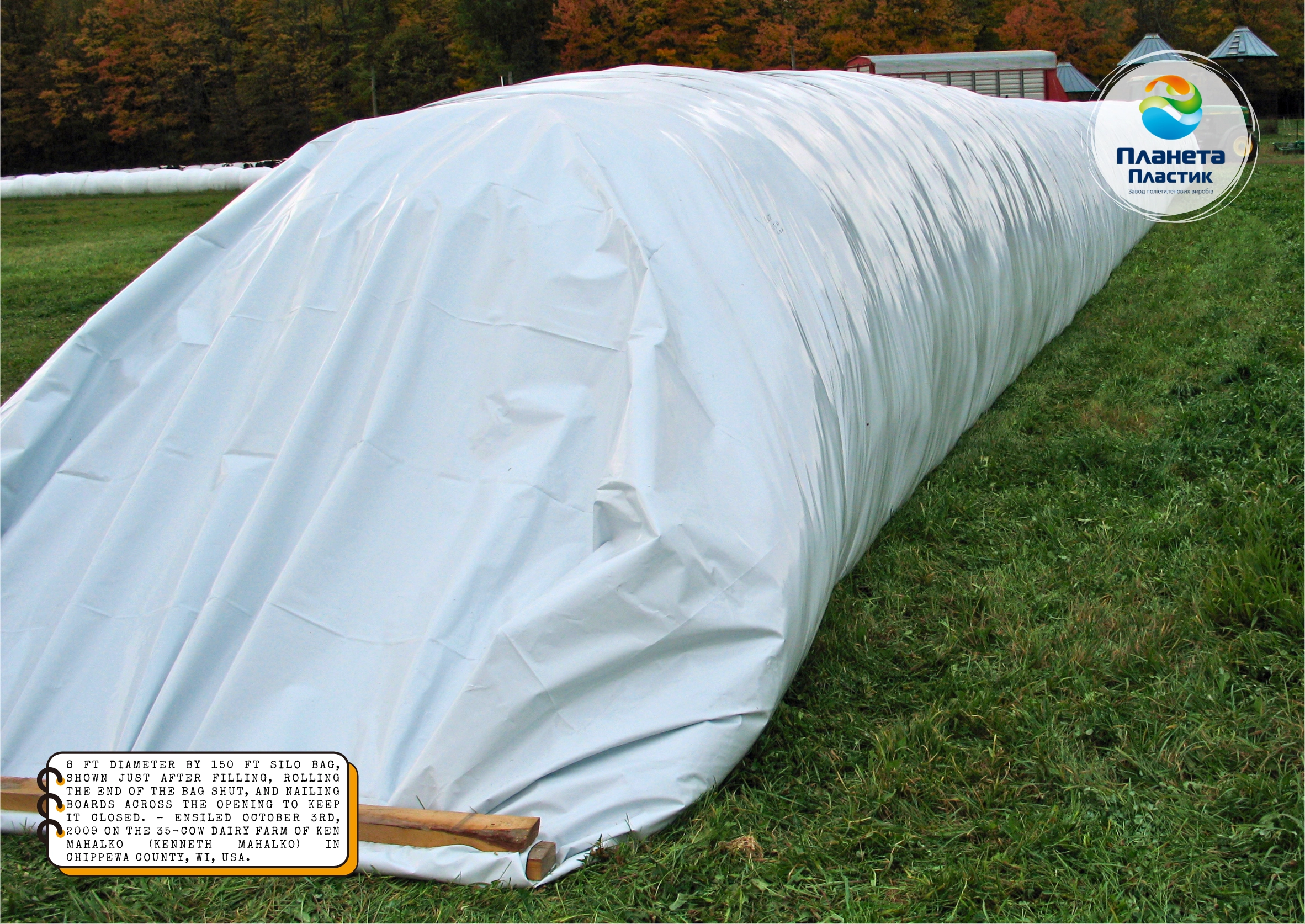 Loading grain into Harwell? polymer bags. The technology allows farmers to store large harvests directly in the field, without the need for silos. Produced by Planeta Plastik, a leading manufacturer of polyethylene films and storage bags for agribusiness.
